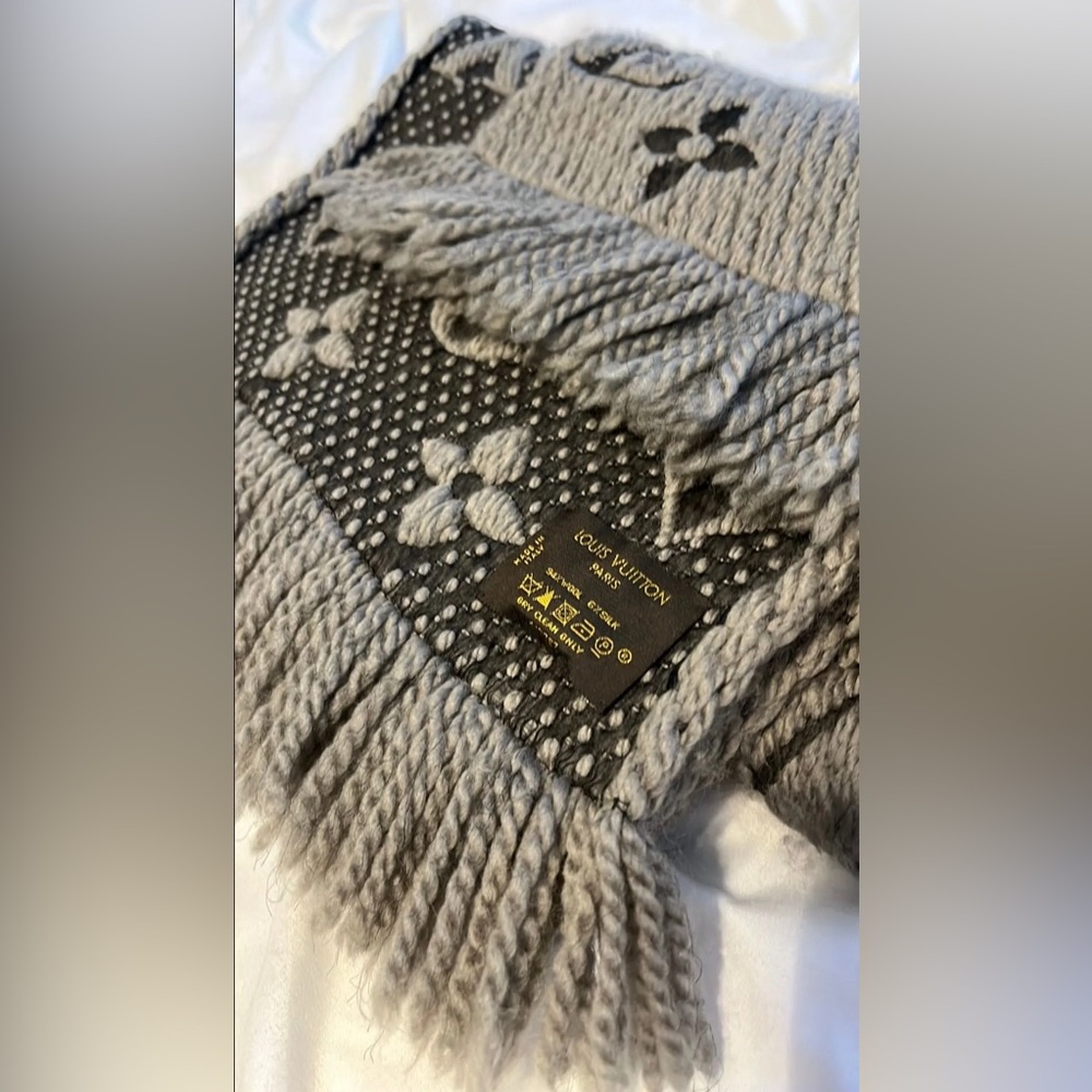 Louis Vuitton Logomania Scarf - Picture 2 of 6